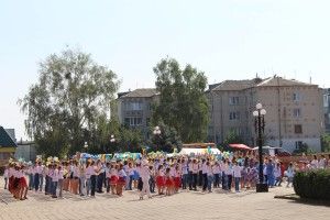 У Маневичах одночасно затанцювало 200 дітей