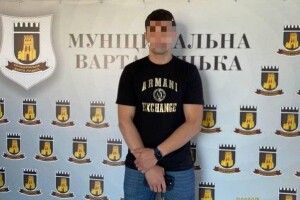 На Волині водій на швидкості зніс паркан біля гіпермаркету
