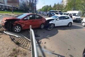 У Луцьку зіткнулися Renault та Hyundai: одну з водійок шпиталізували (Фото)