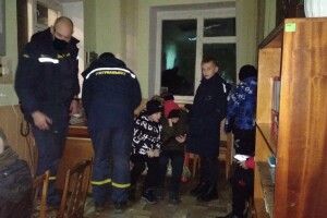 Бійці ДСНС врятували юних футболістів, мікроавтобус з якими зламався дорогою на турнір