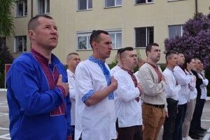 Луцькі нацгвардійці у вишиванках підняли прапор і виконали гімн (Фото)