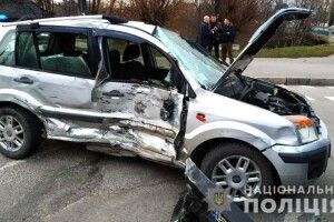 У Рівному «Ford Fusion» зіткнувся з вантажним бусом «Mercedes-Benz»: водій легковика у лікарні (фото)