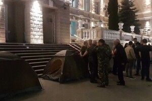 У Кишиневі невідомі почали блокаду держустанов