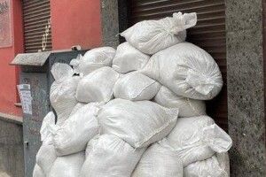 Радикалне правосуддя: У Львові заблокували магазин, де продавали алкоголь попри заборону (Відео)