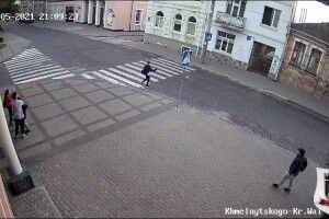 У Луцьку діти, граючись м’ячем, створили аварійну ситуацію (Відео)