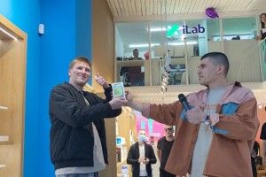 У столиці чоловік набив тату на обличчі заради айфона