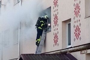 У Луцьку під час пожежі в гуртожитку працівники ДСНС врятували жінку