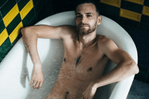У продажі з'явився еротичний календар з фотографіями двох відомих лучан