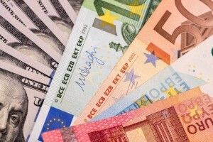 Аферисти обдурили рівнянку на понад 2,5 тисячі доларів