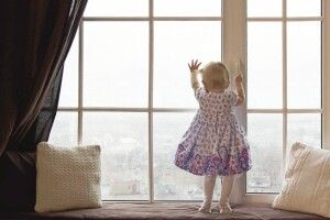 2-річна дівчинка випала з третього поверху