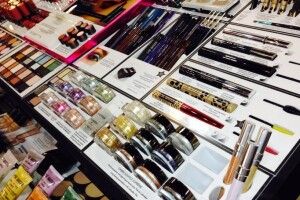 У Львові чоловік вкрав із торгового центру косметику та повернувся за нею знову