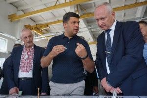 Губернатор Савченко у вишиванці зустрічав прем’єра Гройсмана в тенісці