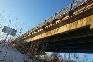 У Луцьку автомобільний міст латають дерев’яними дошками (Відео)