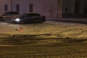 У Луцьку на Замковій площі молодики на авто дрифтували по лампадках, запалених в пам'ять жертв Голодомору (Фото)