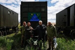Порошенко передав 15 прально-душових комплексів у 12 підрозділів ЗСУ