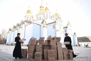 Благодійний фонд Порошенка передав ПЦУ солодкі подарунки для дітей