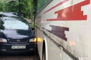 На Волині зіткнулися автобус і легковик