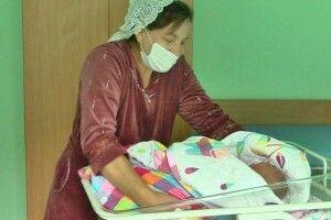 Сім дівчат і дев'ять хлопців: мати-героїня народила 16-ту дитину