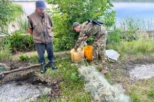 Завдав збитків на понад 350 тисяч гривень: на волинському озері затримали порушника