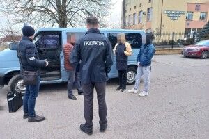 На Волині посадовцю тергромади, якого спіймали на одержанні 4400 доларів хабаря, повідомили про підозру (Фото)