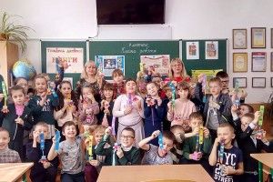 Наслухавшисть історій про мудру сову, луцькі другокласники взялися ліпити совенят із паперу (фото)