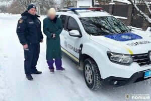 В Острозі поліцейські попіклувалися про розгублену та дезорієнтовану жінку (Фото)