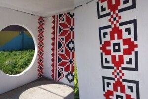 Волинянин «одягнув» у вишиванку зупинку на Вінничині (Фото)