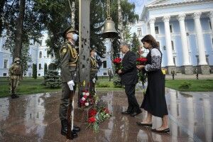 Закликаю всіх пам’ятати, якою ціною нам дісталась Незалежність, – Петро Порошенко разом із ветеранами вшанував пам’ять українських воїнів (Фото)