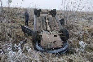 На Волині один легковик злетів в кювет, а інший потягнув за собою ще й буса
