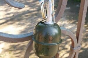 Голові ОТГ повісили на ворота муляж гранати і похоронний вінок