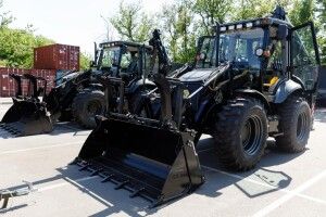 Спочатку армія, потім усе інше: Порошенко передав чергову партію дронів і техніки у бригади ЗСУ