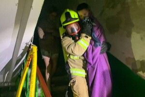 У Рівному горіла квартира в багатоповерхівці, врятували дитину (Фото, відео)