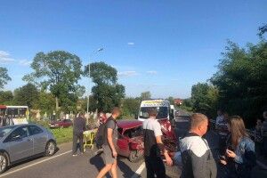 У селі біля Луцька автомобіль врізався у відбійник: є постраждалі