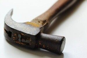 Наніс більше 50 ударів: на Рівненщині чоловік забив молотком до смерті односельця