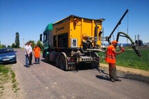 Почали латати ямки на дорозі до волинського села, яку давно не ремонтували