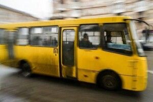 Поки чекав маршрутку: у Рівному шмат бетону з зупинки впав на голову пасажира 
