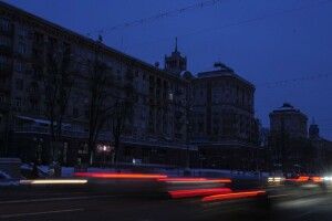 Росіяни вночі атакували безпілотниками Київ: зруйнована адмінбудівля в одному з районів