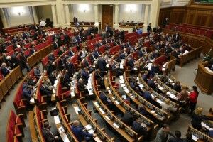 В Україні ввели покарання за незаконне носіння держнагород, військової форми і наругу над похованнями захисників