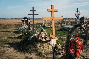 На Рівненщині жінка понівечила могилу власного чоловіка