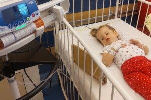 Маленька волинянка, тато якої загинув у ДТП, отримала найдорожчий у світі укол (Фото)
