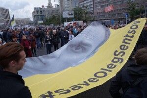У Москві мітинг «За вільну Росію!» – розгорнули синьо-жовтий плакат на підтрику Сенцова 