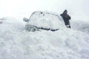 На Волині серед ночі нетверезий водій застряг у кучугурі снігу