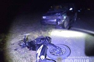 Фатальна ДТП на Рівненщині: дівчина на мотоциклі виїхала на зустрічну смугу і зіткнулася з авто 