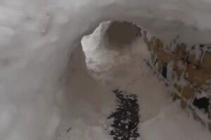 У Рівному діти побудували зі снігу грандіозний лабіринт (Відео)