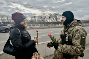 Весняний настрій: тероборонці дарували лучанкам квіти (Відео)