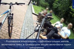 Чоловіків, які розпивали алкогольні напої в парку, поліцейські закували в кайданки (Відео)