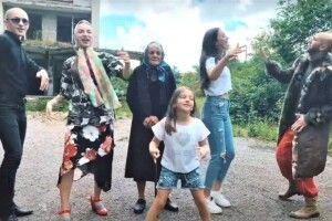 Закарпатська інста-бабця заспівала кавер на відому пісню (Відео)