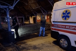 Рівнянин трагічно загинув, коли присів на парапеті (Фото 18+)