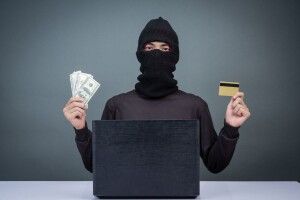 З рахунку волинянки зникло майже 100 тисяч гривень