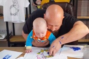Розмальовка-писанка - це класно: відомий музикант із семимісячним сином закликає взяти в руки пензлі (Відео)